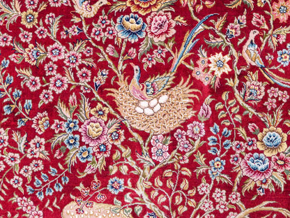 Sehr feiner, handgeknüpfter, chinesischer Khademi Ghom Orientteppich aus Seide, rot, creme. 154x94 cm. Vertrieb durch Jupiter Intl.
