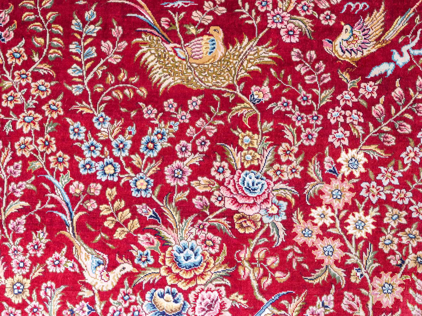 Sehr feiner, handgeknüpfter, chinesischer Khademi Ghom Orientteppich aus Seide, rot, creme. 154x94 cm. Vertrieb durch Jupiter Intl.