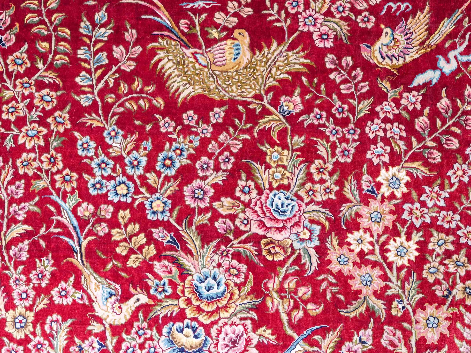Sehr feiner, handgeknüpfter, chinesischer Khademi Ghom Orientteppich aus Seide, rot, creme. 154x94 cm. Vertrieb durch Jupiter Intl.
