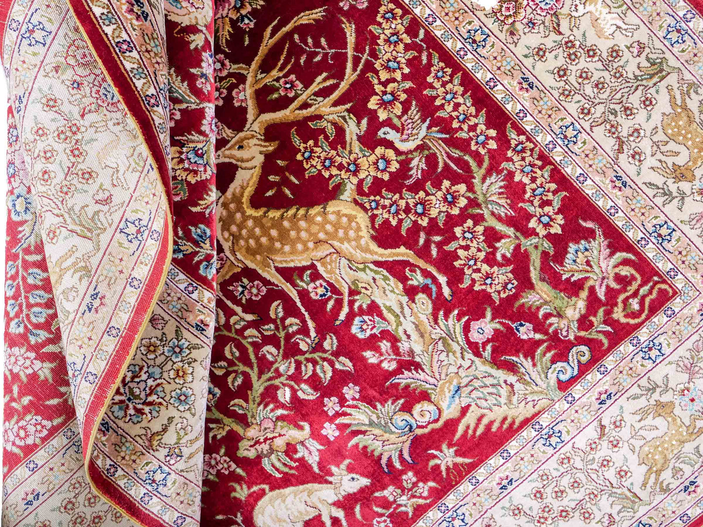 Sehr feiner, handgeknüpfter, chinesischer Khademi Ghom Orientteppich aus Seide, rot, creme. 154x94 cm. Vertrieb durch Jupiter Intl.