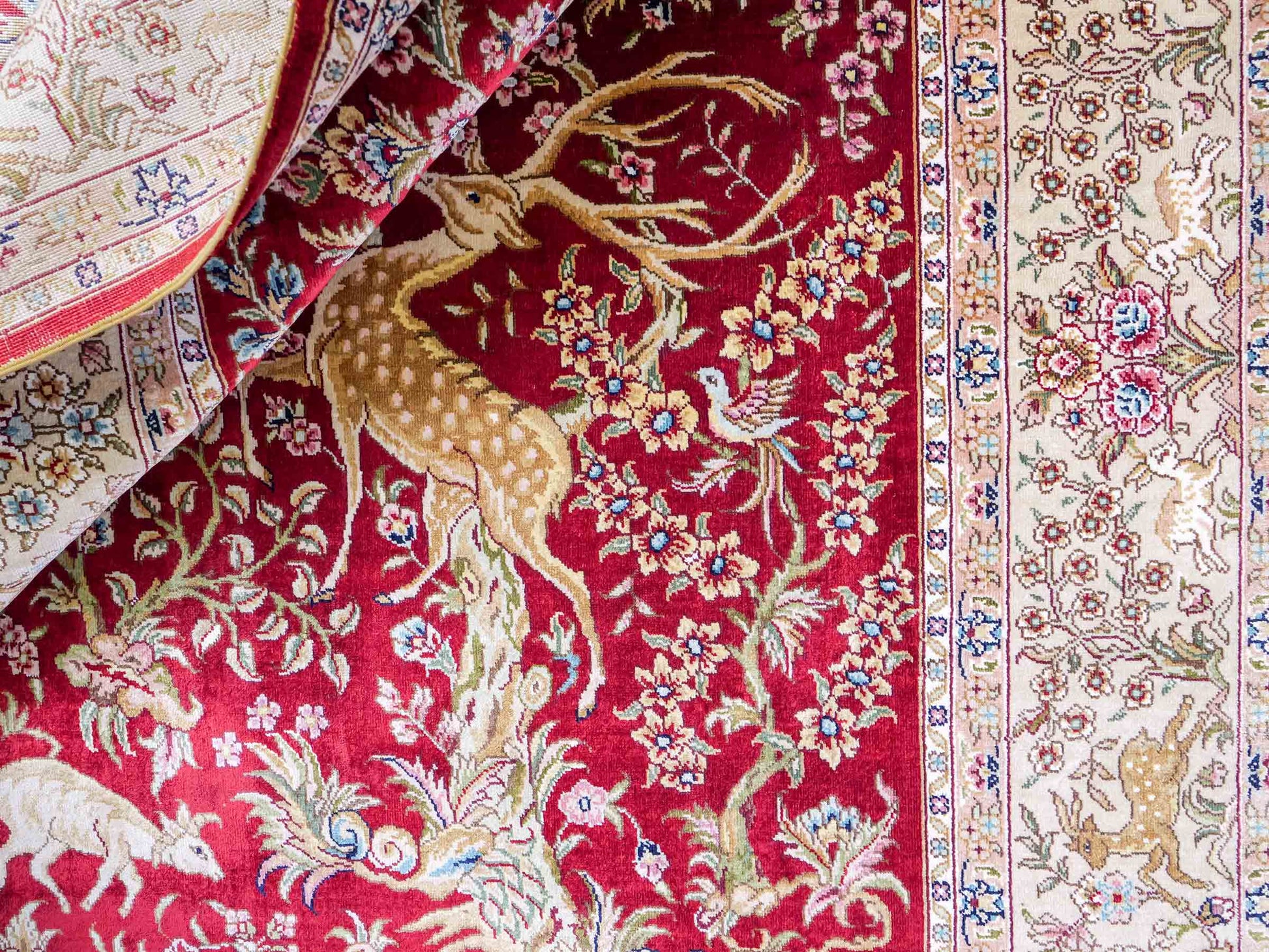Sehr feiner, handgeknüpfter, chinesischer Khademi Ghom Orientteppich aus Seide, rot, creme. 154x94 cm. Vertrieb durch Jupiter Intl.