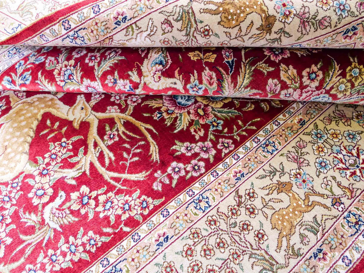 Sehr feiner, handgeknüpfter, chinesischer Khademi Ghom Orientteppich aus Seide, rot, creme. 154x94 cm. Vertrieb durch Jupiter Intl.