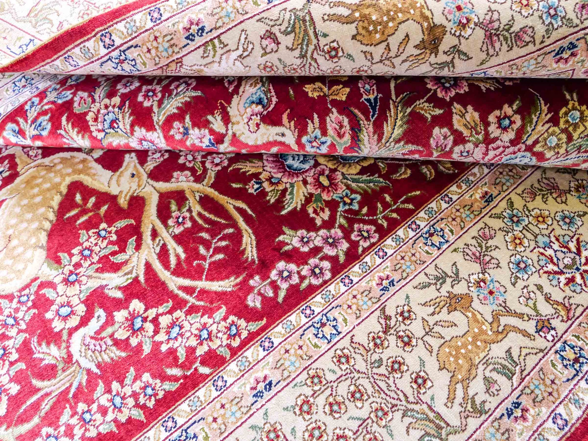 Sehr feiner, handgeknüpfter, chinesischer Khademi Ghom Orientteppich aus Seide, rot, creme. 154x94 cm. Vertrieb durch Jupiter Intl.