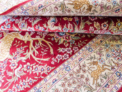 Sehr feiner, handgeknüpfter, chinesischer Khademi Ghom Orientteppich aus Seide, rot, creme. 154x94 cm. Vertrieb durch Jupiter Intl.