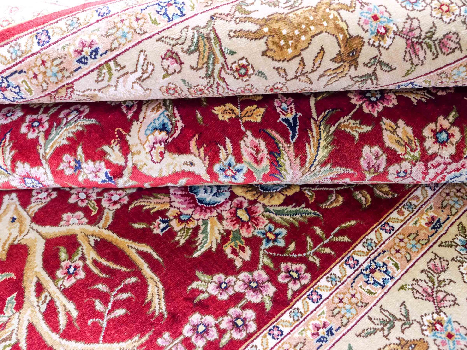 Sehr feiner, handgeknüpfter, chinesischer Khademi Ghom Orientteppich aus Seide, rot, creme. 154x94 cm. Vertrieb durch Jupiter Intl.