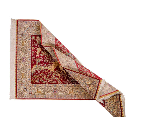 Sehr feiner, handgeknüpfter, chinesischer Khademi Ghom Orientteppich aus Seide, rot, creme. 154x94 cm. Vertrieb durch Jupiter Intl.