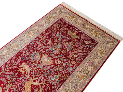 Sehr feiner, handgeknüpfter, chinesischer Khademi Ghom Orientteppich aus Seide, rot, creme. 154x94 cm. Vertrieb durch Jupiter Intl.