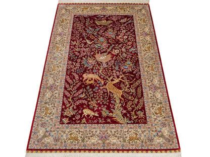 Sehr feiner, handgeknüpfter, chinesischer Khademi Ghom Orientteppich aus Seide, rot, creme. 154x94 cm. Vertrieb durch Jupiter Intl.