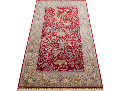 Sehr feiner, handgeknüpfter, chinesischer Khademi Ghom Orientteppich aus Seide, rot, creme. 154x94 cm. Vertrieb durch Jupiter Intl.