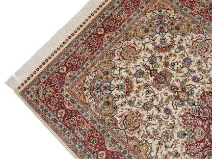 Sehr feiner, handgeknüpfter Khademi Ghom Orientteppich aus Seide, creme, rosa. 154x95 cm. Vertrieb durch Jupiter Intl.