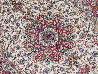 Sehr feiner, handgeknüpfter Khademi Ghom Orientteppich aus Seide, creme, rosa. 154x95 cm. Vertrieb durch Jupiter Intl.