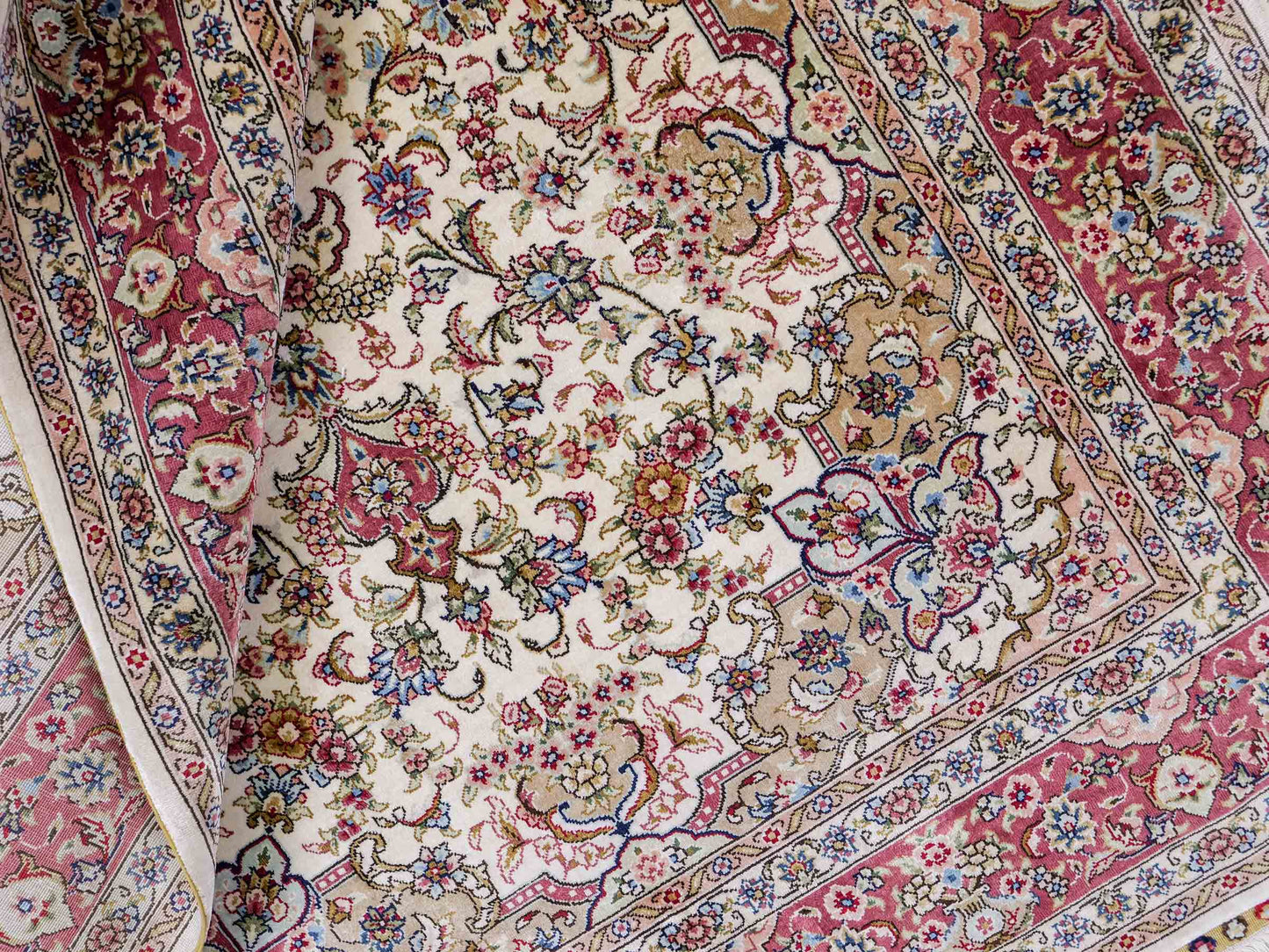 Sehr feiner, handgeknüpfter Khademi Ghom Orientteppich aus Seide, creme, rosa. 154x95 cm. Vertrieb durch Jupiter Intl.