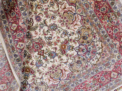 Sehr feiner, handgeknüpfter Khademi Ghom Orientteppich aus Seide, creme, rosa. 154x95 cm. Vertrieb durch Jupiter Intl.