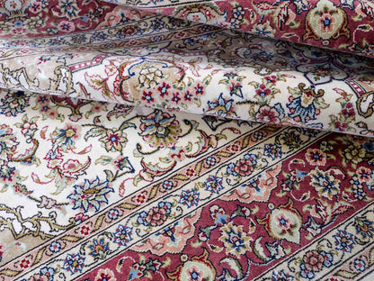 Sehr feiner, handgeknüpfter Khademi Ghom Orientteppich aus Seide, creme, rosa. 154x95 cm. Vertrieb durch Jupiter Intl.