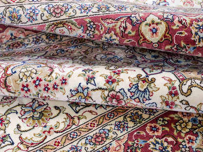 Sehr feiner, handgeknüpfter Khademi Ghom Orientteppich aus Seide, creme, rosa. 154x95 cm. Vertrieb durch Jupiter Intl.
