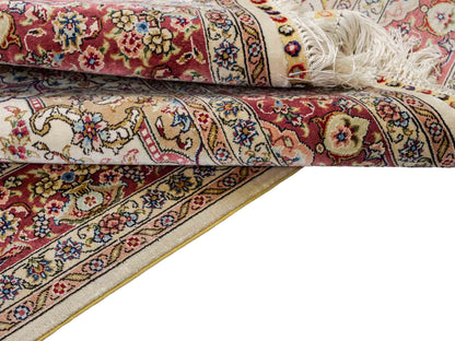 Sehr feiner, handgeknüpfter Khademi Ghom Orientteppich aus Seide, creme, rosa. 154x95 cm. Vertrieb durch Jupiter Intl.