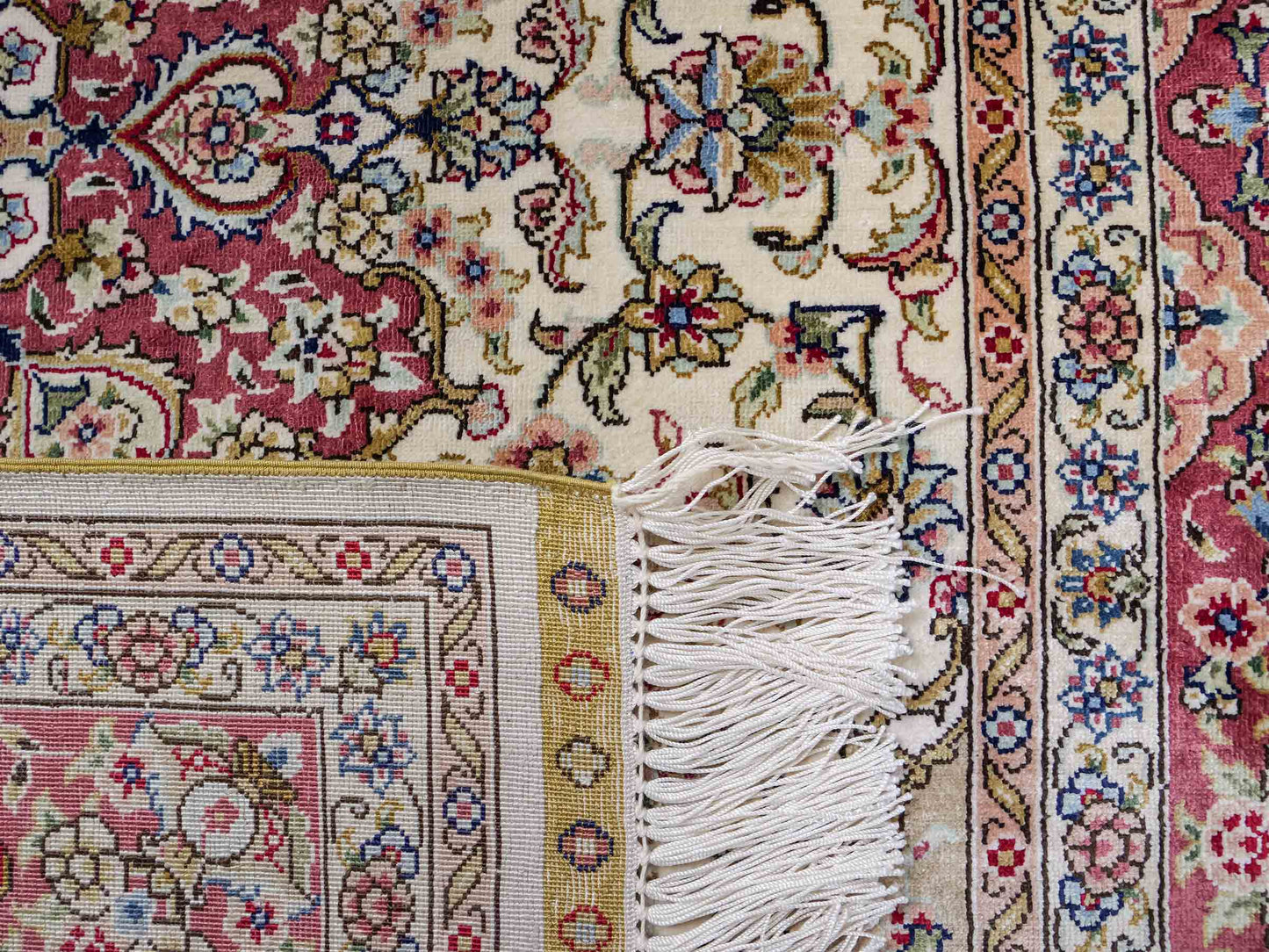 Sehr feiner, handgeknüpfter Khademi Ghom Orientteppich aus Seide, creme, rosa. 154x95 cm. Vertrieb durch Jupiter Intl.