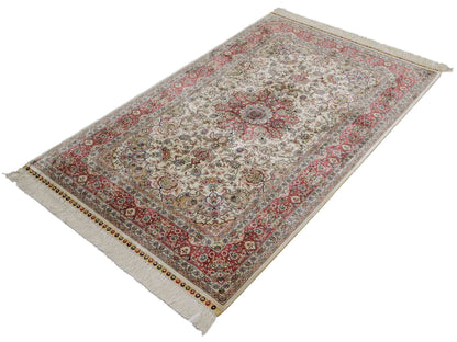 Sehr feiner, handgeknüpfter Khademi Ghom Orientteppich aus Seide, creme, rosa. 154x95 cm. Vertrieb durch Jupiter Intl.