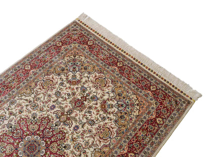 Sehr feiner, handgeknüpfter Khademi Ghom Orientteppich aus Seide, creme, rosa. 154x95 cm. Vertrieb durch Jupiter Intl.