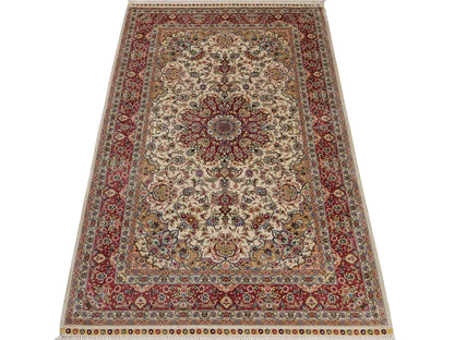 Sehr feiner, handgeknüpfter Khademi Ghom Orientteppich aus Seide, creme, rosa. 154x95 cm. Vertrieb durch Jupiter Intl.