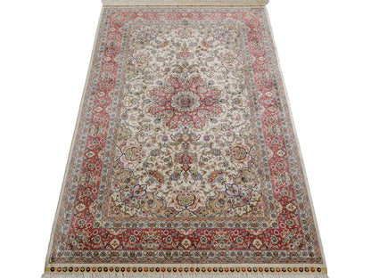 Sehr feiner, handgeknüpfter Khademi Ghom Orientteppich aus Seide, creme, rosa. 154x95 cm. Vertrieb durch Jupiter Intl.