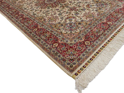 Sehr feiner, handgeknüpfter Khademi Ghom Orientteppich aus Seide, creme, rosa. 154x95 cm. Vertrieb durch Jupiter Intl.