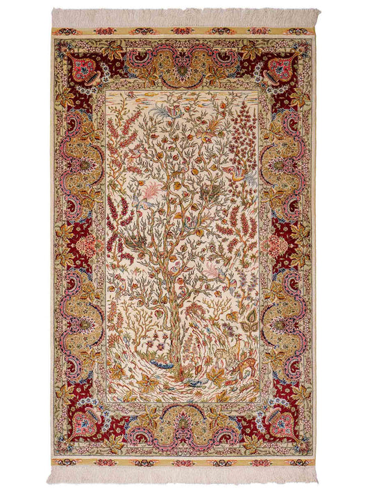 Sehr feiner, handgeknüpfter Khademi Orientteppich mit Ghom Design aus reiner Seide, gold, creme, rot, weiß. 155x94 cm. Vertrieb durch Jupiter Intl.