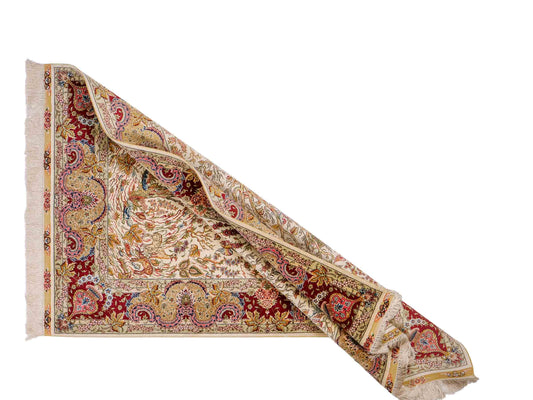 Sehr feiner, handgeknüpfter Khademi Orientteppich mit Ghom Design aus reiner Seide, gold, creme, rot, weiß. 155x94 cm. Vertrieb durch Jupiter Intl.