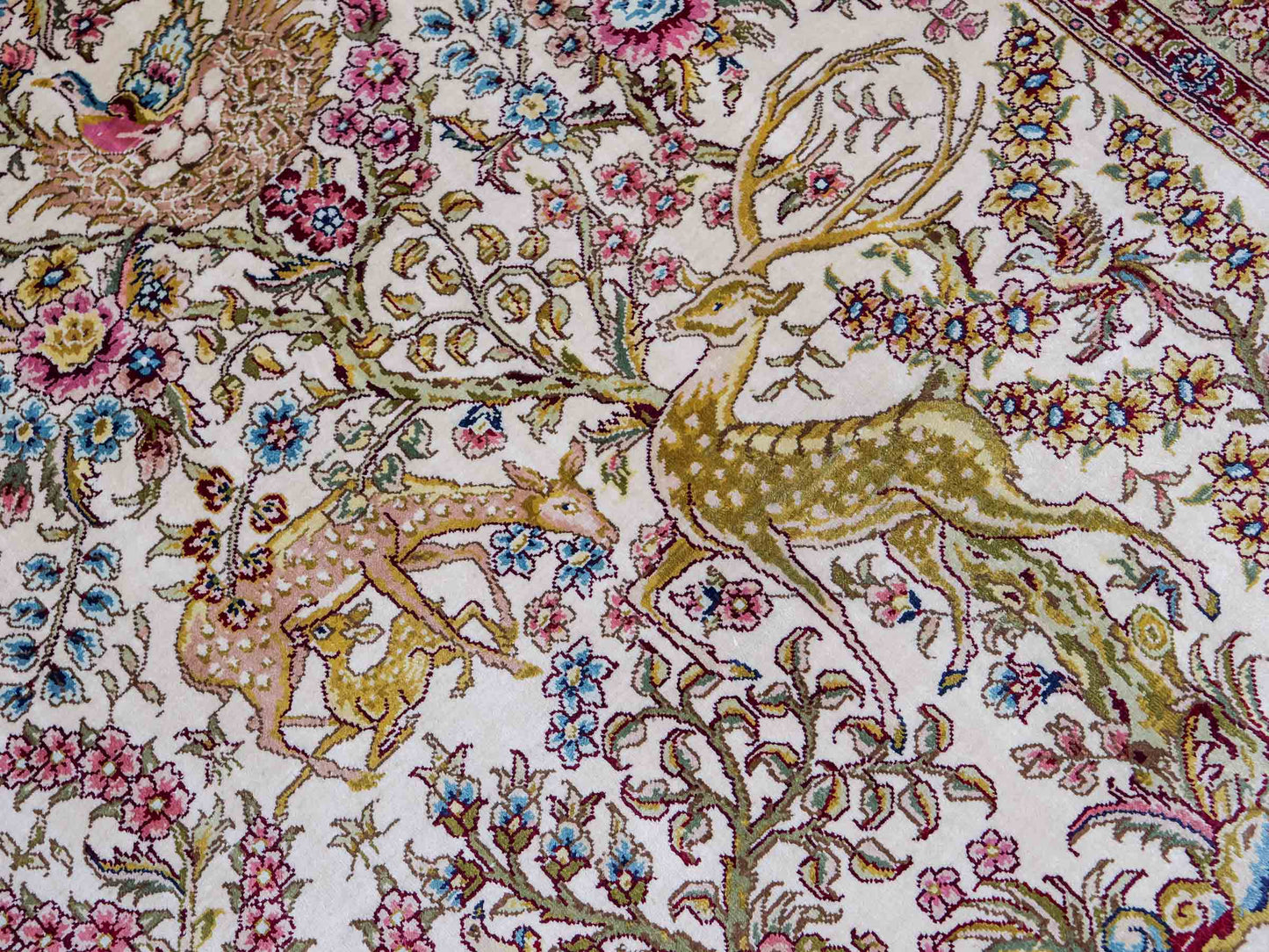 Sehr feiner, handgeknüpfter Khademi Orientteppich mit Ghom  Design aus reiner Seide, creme, weiß, beige. 155x95 cm. Vertrieb durch Jupiter Intl.
