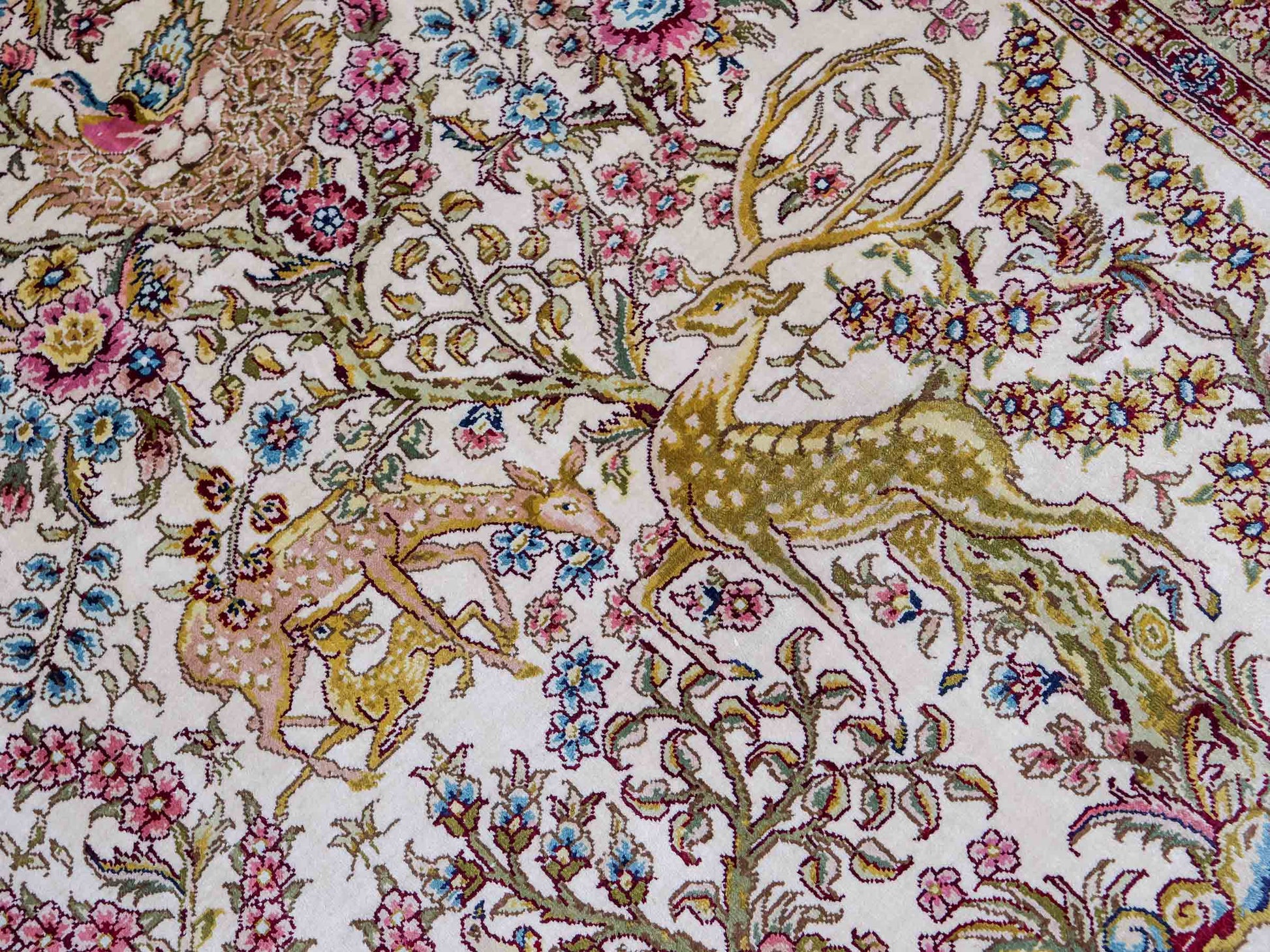 Sehr feiner, handgeknüpfter Khademi Orientteppich mit Ghom  Design aus reiner Seide, creme, weiß, beige. 155x95 cm. Vertrieb durch Jupiter Intl.