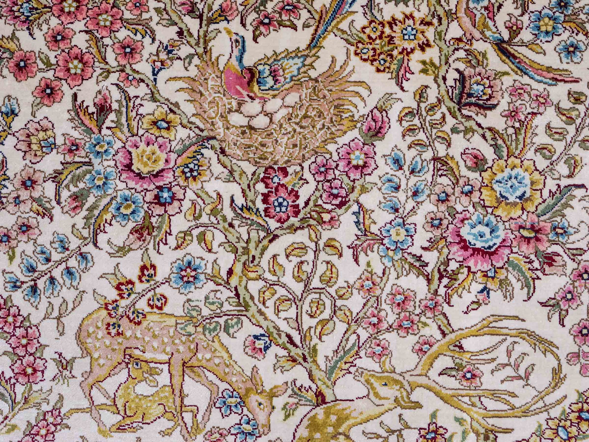 Sehr feiner, handgeknüpfter Khademi Orientteppich mit Ghom  Design aus reiner Seide, creme, weiß, beige. 155x95 cm. Vertrieb durch Jupiter Intl.