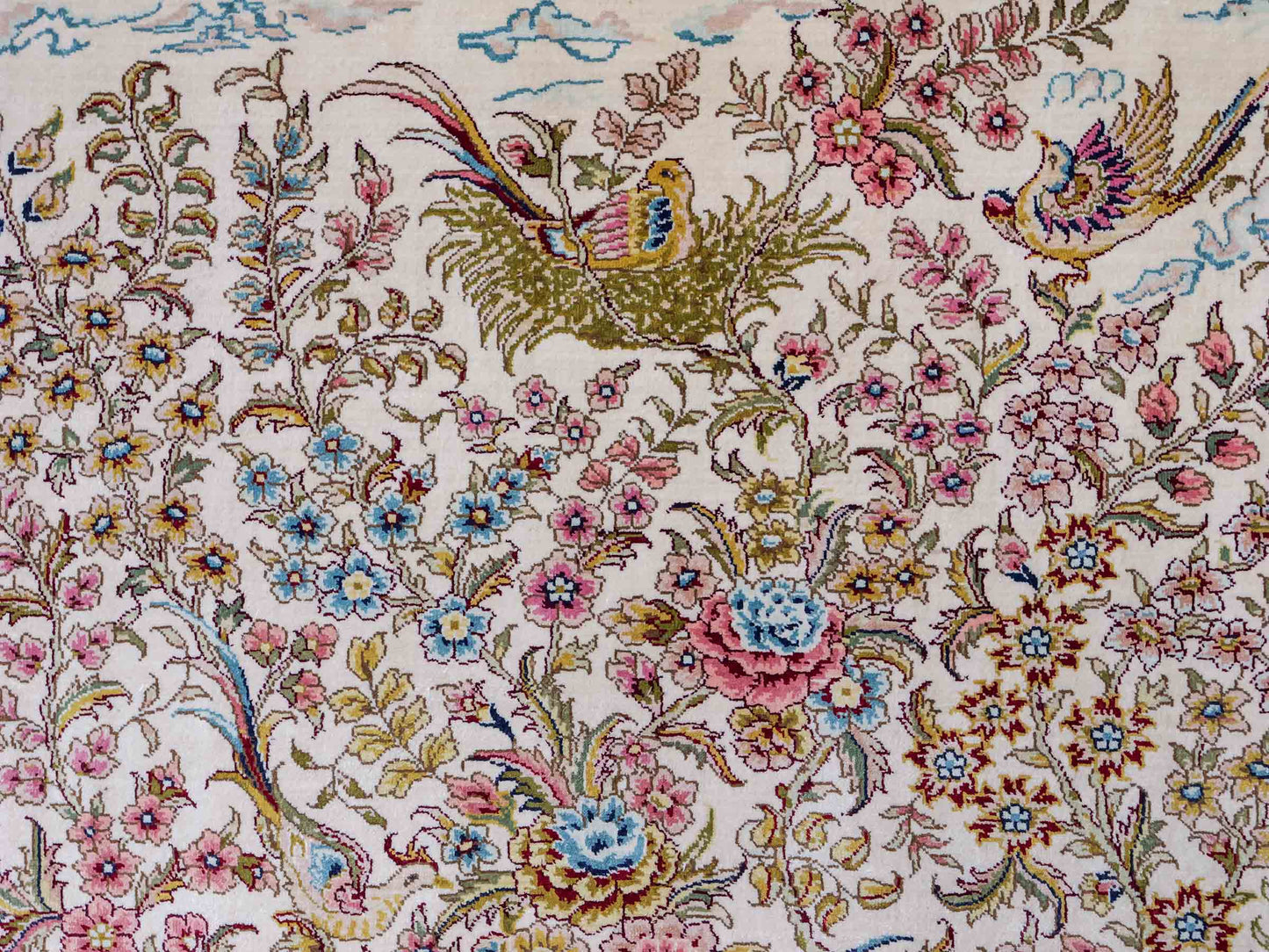 Sehr feiner, handgeknüpfter Khademi Orientteppich mit Ghom  Design aus reiner Seide, creme, weiß, beige. 155x95 cm. Vertrieb durch Jupiter Intl.