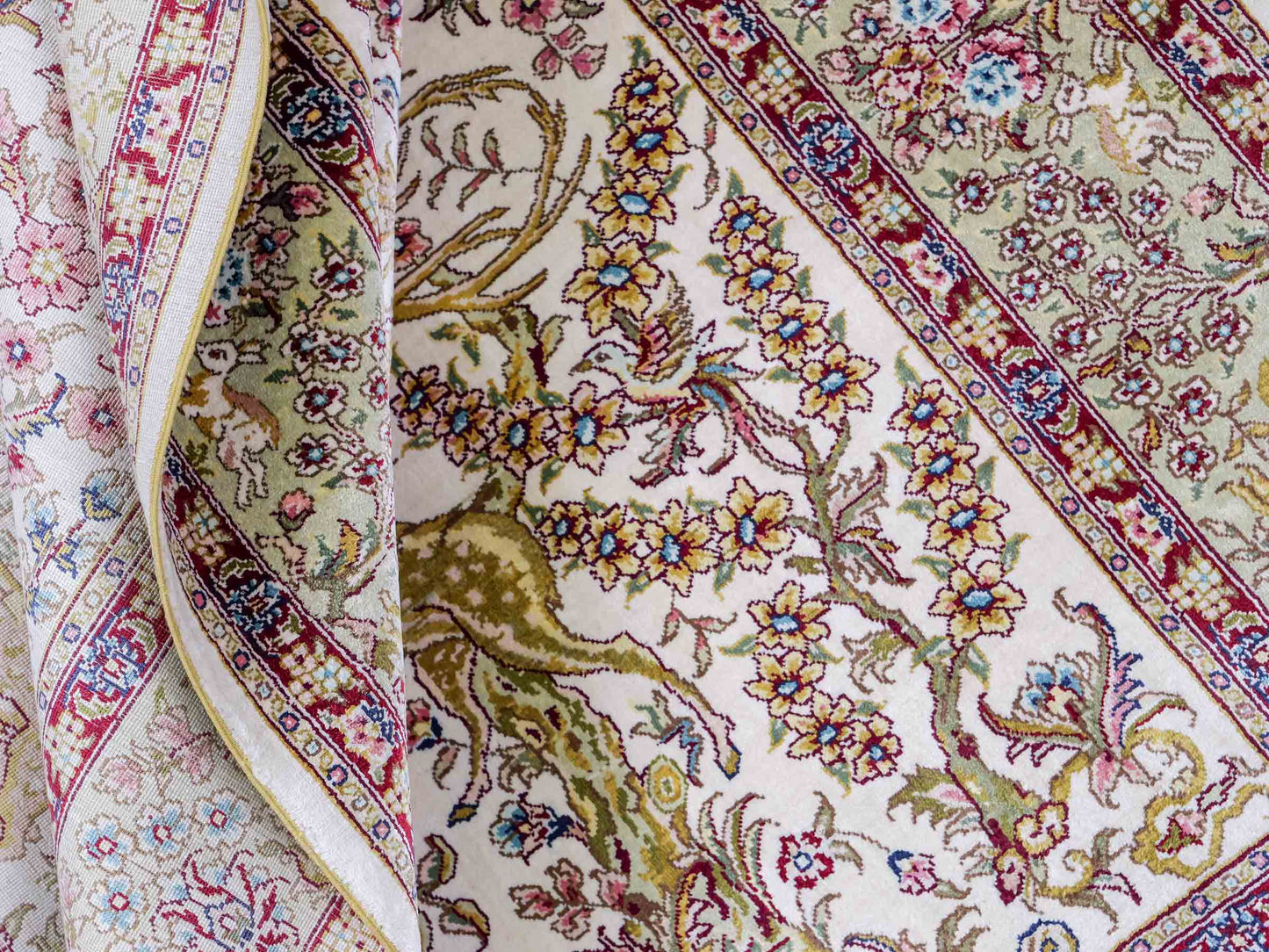 Sehr feiner, handgeknüpfter Khademi Orientteppich mit Ghom  Design aus reiner Seide, creme, weiß, beige. 155x95 cm. Vertrieb durch Jupiter Intl.