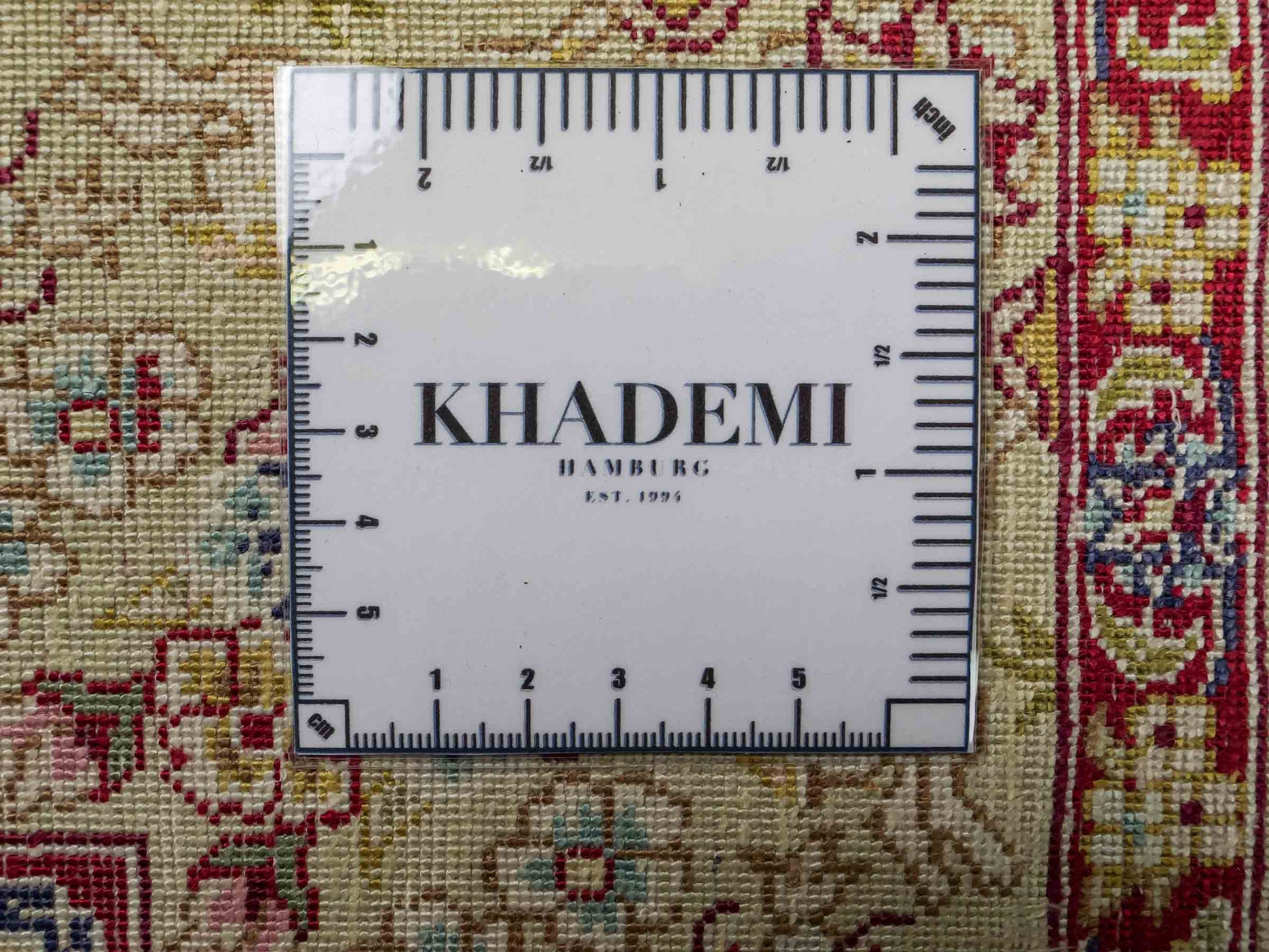 Sehr feiner, handgeknüpfter Khademi Orientteppich mit Ghom  Design aus reiner Seide, creme, weiß, beige. 155x95 cm. Vertrieb durch Jupiter Intl.