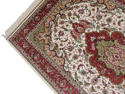 Sehr feiner, handgeknüpfter Khademi Orientteppich mit Ghom Design aus Seide, creme, rosa. 156x94 cm. Vertrieb durch Jupiter Intl.