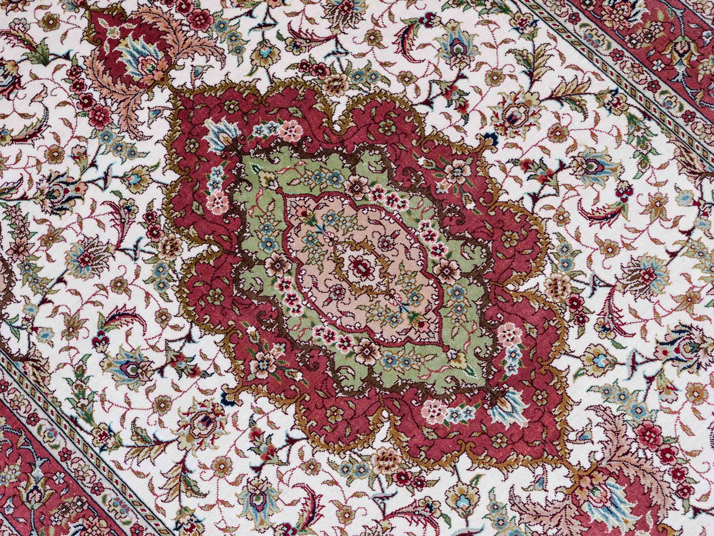 Sehr feiner, handgeknüpfter Khademi Orientteppich mit Ghom Design aus Seide, creme, rosa. 156x94 cm. Vertrieb durch Jupiter Intl.