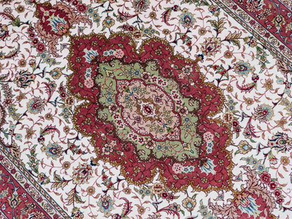 Sehr feiner, handgeknüpfter Khademi Orientteppich mit Ghom Design aus Seide, creme, rosa. 156x94 cm. Vertrieb durch Jupiter Intl.