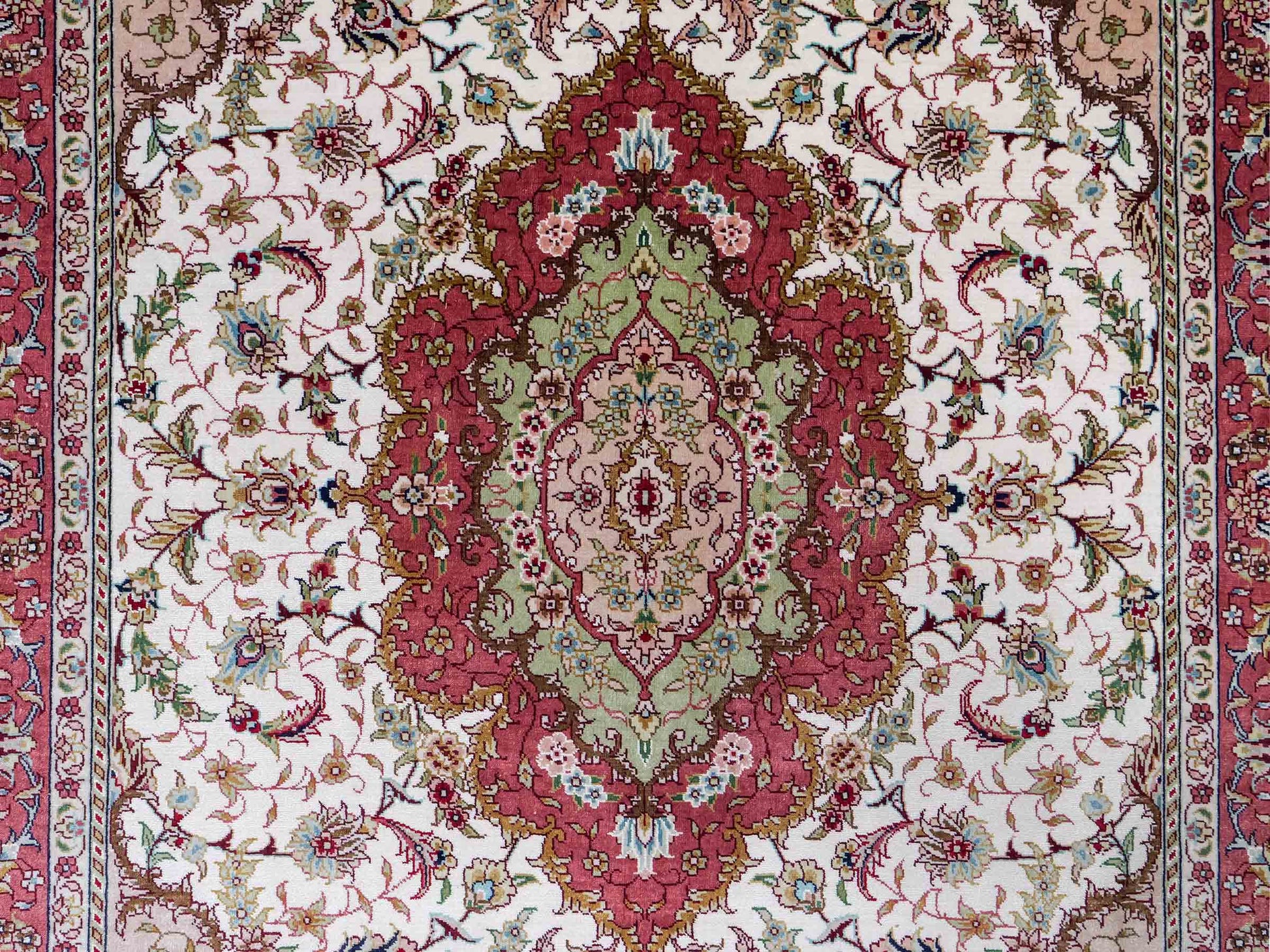 Sehr feiner, handgeknüpfter Khademi Orientteppich mit Ghom Design aus Seide, creme, rosa. 156x94 cm. Vertrieb durch Jupiter Intl.