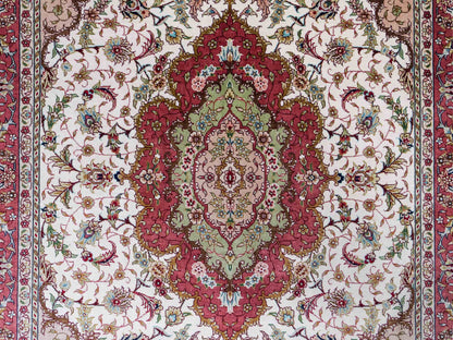 Sehr feiner, handgeknüpfter Khademi Orientteppich mit Ghom Design aus Seide, creme, rosa. 156x94 cm. Vertrieb durch Jupiter Intl.