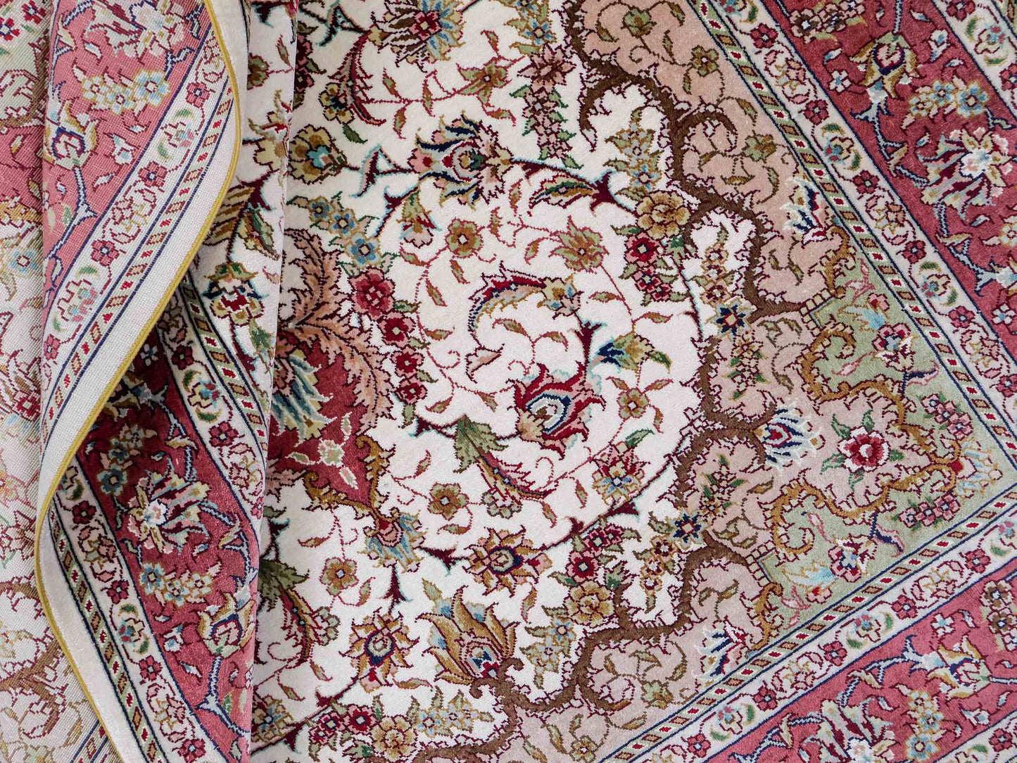 Sehr feiner, handgeknüpfter Khademi Orientteppich mit Ghom Design aus Seide, creme, rosa. 156x94 cm. Vertrieb durch Jupiter Intl.