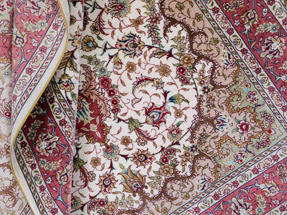 Sehr feiner, handgeknüpfter Khademi Orientteppich mit Ghom Design aus Seide, creme, rosa. 156x94 cm. Vertrieb durch Jupiter Intl.
