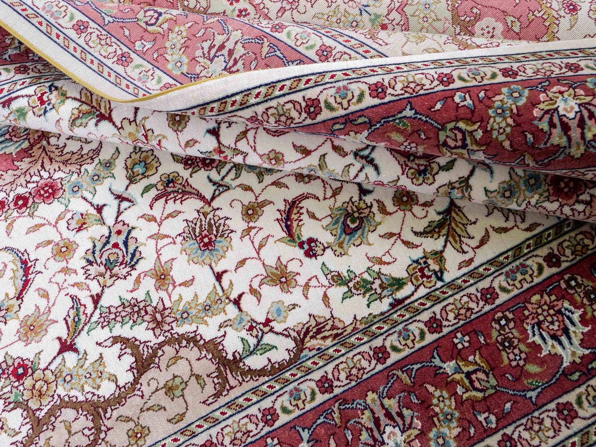 Sehr feiner, handgeknüpfter Khademi Orientteppich mit Ghom Design aus Seide, creme, rosa. 156x94 cm. Vertrieb durch Jupiter Intl.