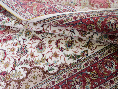 Sehr feiner, handgeknüpfter Khademi Orientteppich mit Ghom Design aus Seide, creme, rosa. 156x94 cm. Vertrieb durch Jupiter Intl.