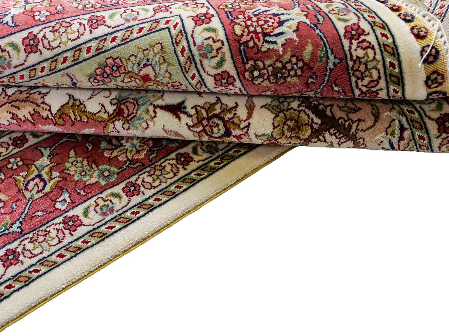 Sehr feiner, handgeknüpfter Khademi Orientteppich mit Ghom Design aus Seide, creme, rosa. 156x94 cm. Vertrieb durch Jupiter Intl.