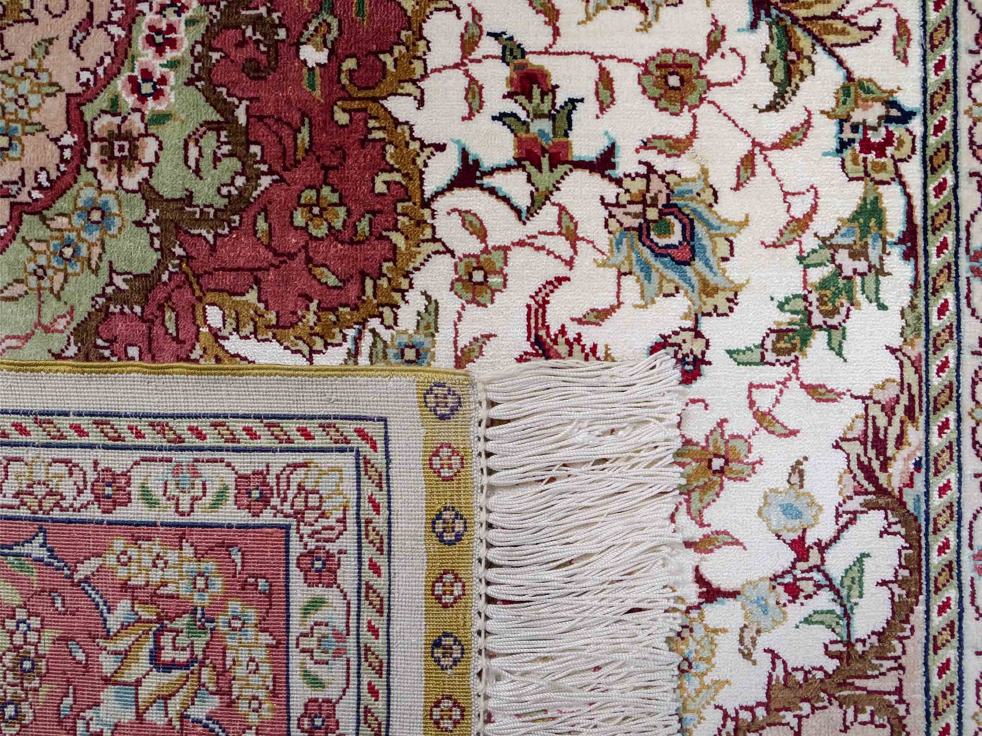 Sehr feiner, handgeknüpfter Khademi Orientteppich mit Ghom Design aus Seide, creme, rosa. 156x94 cm. Vertrieb durch Jupiter Intl.