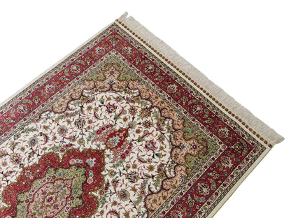 Sehr feiner, handgeknüpfter Khademi Orientteppich mit Ghom Design aus Seide, creme, rosa. 156x94 cm. Vertrieb durch Jupiter Intl.