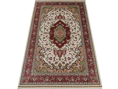 Sehr feiner, handgeknüpfter Khademi Orientteppich mit Ghom Design aus Seide, creme, rosa. 156x94 cm. Vertrieb durch Jupiter Intl.
