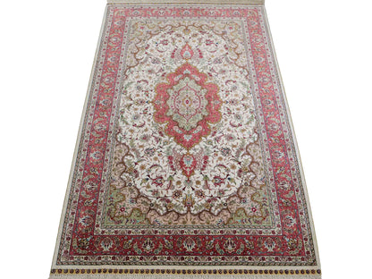 Sehr feiner, handgeknüpfter Khademi Orientteppich mit Ghom Design aus Seide, creme, rosa. 156x94 cm. Vertrieb durch Jupiter Intl.