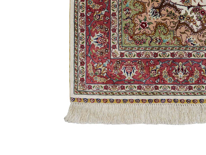 Sehr feiner, handgeknüpfter Khademi Orientteppich mit Ghom Design aus Seide, creme, rosa. 156x94 cm. Vertrieb durch Jupiter Intl.