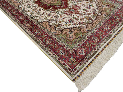 Sehr feiner, handgeknüpfter Khademi Orientteppich mit Ghom Design aus Seide, creme, rosa. 156x94 cm. Vertrieb durch Jupiter Intl.